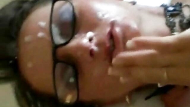Une fille en chaussettes film sex adulte est trop mauvaise pour un homme.