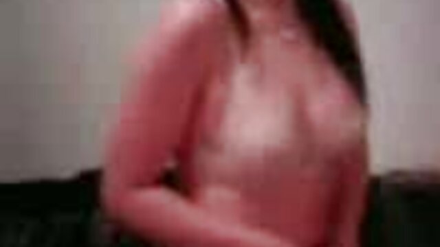Une belle femme adulte enlève sa robe rouge et streaming complet adulte se soucie d'un homme.