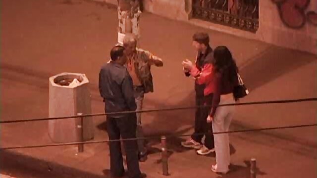 Belle jeune femme poussant des choses dans son cul serré x film adulte
