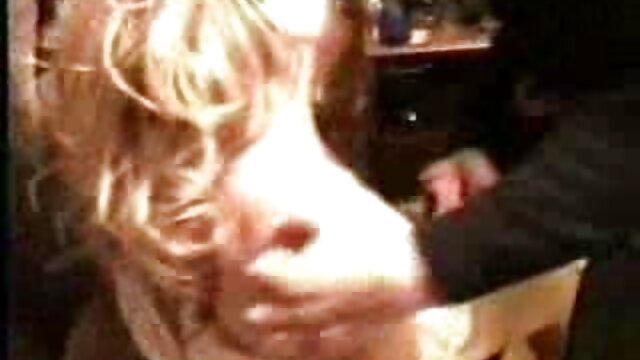 Adulte Porno versé une bouteille de champagne sur elle-même et soeur avec un film adulte russe