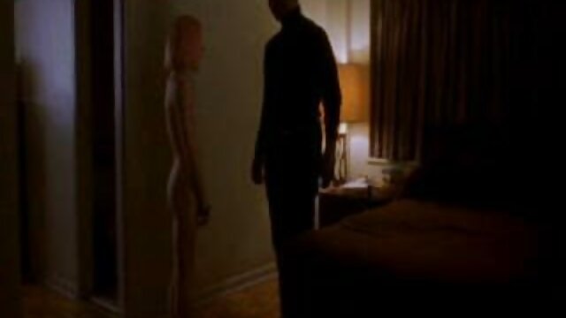 La bite du voisin s'amuse à sucer et à baiser des voisins adultes. films x pour adultes
