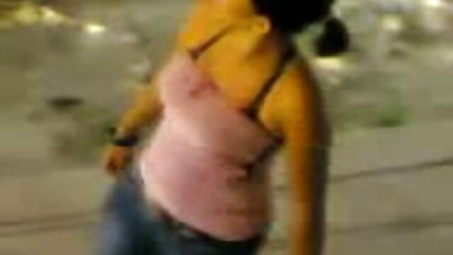 Une méchante jeune porno film adulte soeur triplette sur un pont sur une route très fréquentée.
