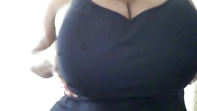 Latina essaie de devenir film vintage adulte sexy au lit.