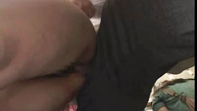 Les films porno pulvérisent un jet de pisse d'un fils de pute effronté qui coule de film xxl adulte l'eau dans le cul.