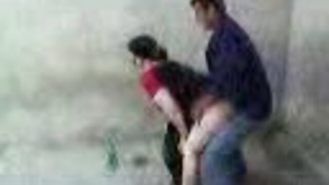 Sexy jeune, violent porno xxx adulte gratuit modèle frapper une personne sur le canapé.