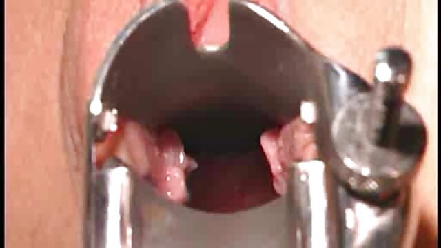 La jeune fille s'amuse avec ses jouets sexuels sur webcam. film adulte francais