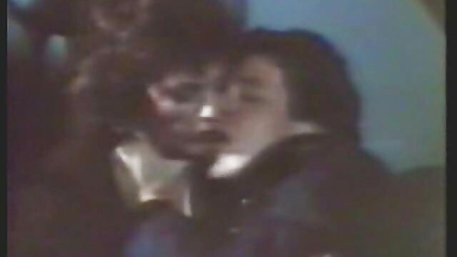 Une femme adulte ne résiste pas et suce des bites dans un films x gratuits pour adultes trou dans le mur.