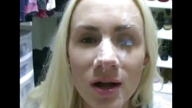 Un jeune modèle porno film adulte en ligne baise son petit ami dans les escaliers.