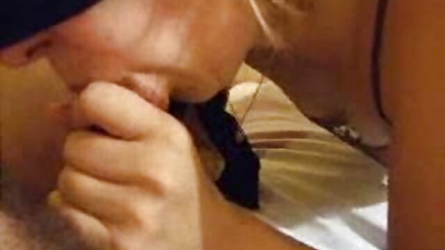Le modèle porno adulte a film adulte hard baisé son cul avec un gode et a coincé une bite dans son cul.