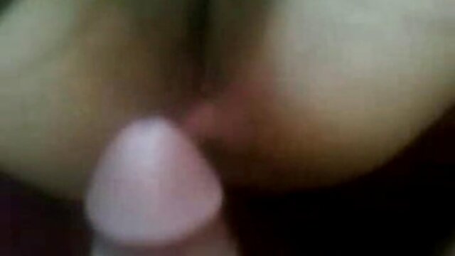 Le streaming adulte hd jeune modèle porno partage une grande Bite d'un homme avec ses amis.