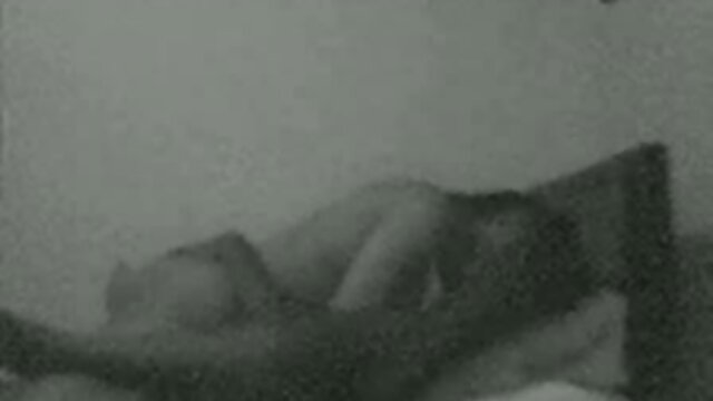 Le modèle porno tube adulte movie Latina est excité par une belle lingerie.