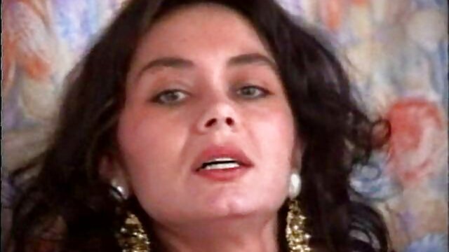La jeune star du porno film porno adultes latina baise son petit ami férocement après une belle pipe.