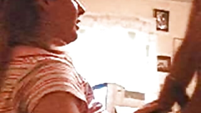 Un jeune modèle porno film adulte en streaming apporte un homme noir et teste sa bite chaude.