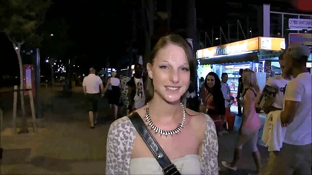 Horny Femme au foyer sale film amateur pour adulte soeur avec un homme noir en bonne santé sur le canapé