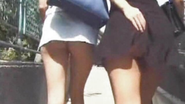 Mauvaise lesbienne dans un bikini jouer avec amant chatte dans la locker salle film pour adulte erotique